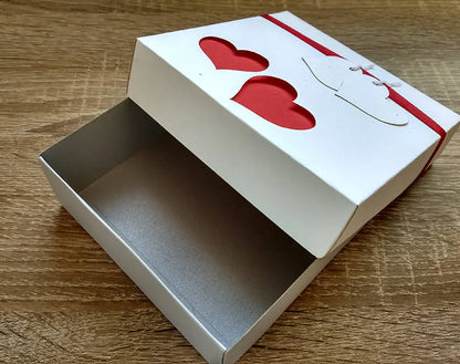 Μπομπονιέρα κουτί με καρδιές προσωποποιημένο