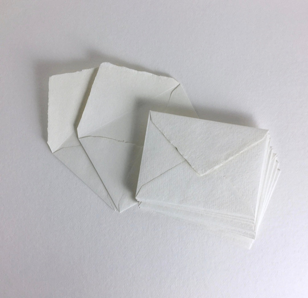 Προσκλητήριο σε αυθεντικό χειροποίητο χαρτί με εκτύπωση σε βαθυτυπία (letterpress) με ασορτί φάκελο