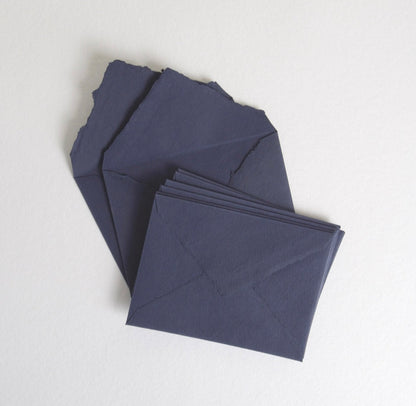 Προσκλητήριο σε αυθεντικό χειροποίητο χαρτί με εκτύπωση σε βαθυτυπία (letterpress) με ασορτί φάκελο